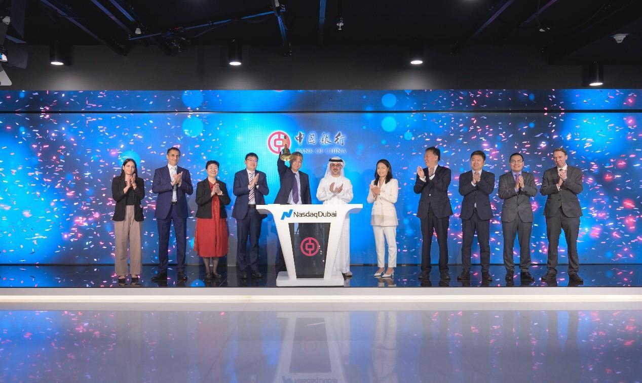 圖為中外嘉賓出席搖鈴儀式。迪拜納斯達克供圖