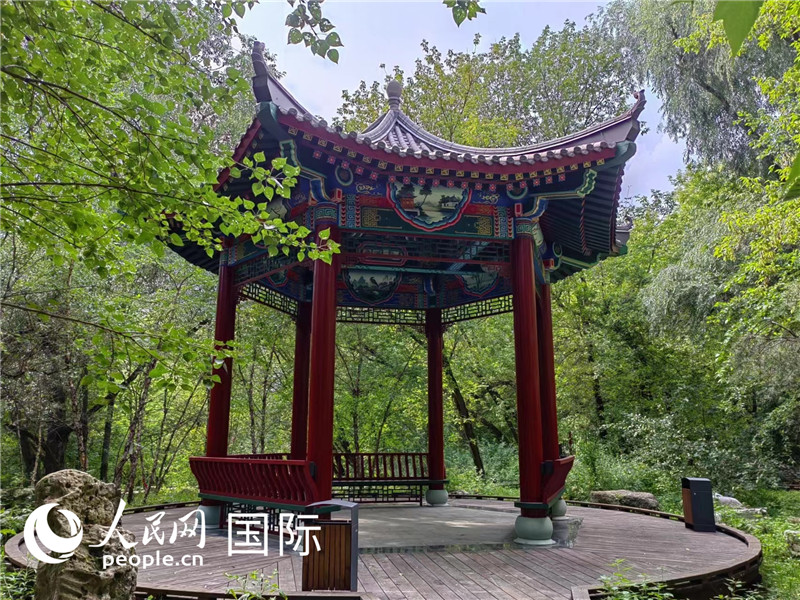 莫斯科中國貿(mào)易中心的中式園林“華銘園”一角。人民網(wǎng)記者 申亞欣攝