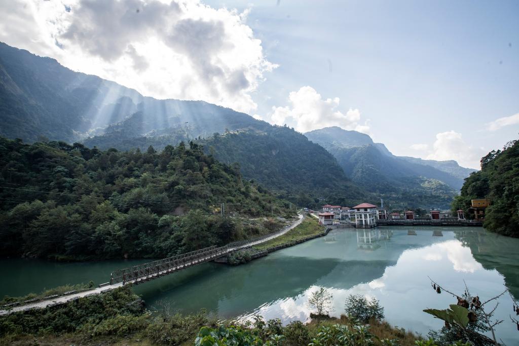 這是2022年11月8日拍攝的尼泊爾上馬相迪A水電站大壩。上馬相迪A水電站位于尼泊爾西部勒姆宗縣，2013年1月開工建設(shè)，2017年1月1日投入商業(yè)運(yùn)營。該水電站投入運(yùn)營以來，極大緩解了尼泊爾電力緊缺局面。新華社發(fā)（哈里·馬哈爾詹 攝）