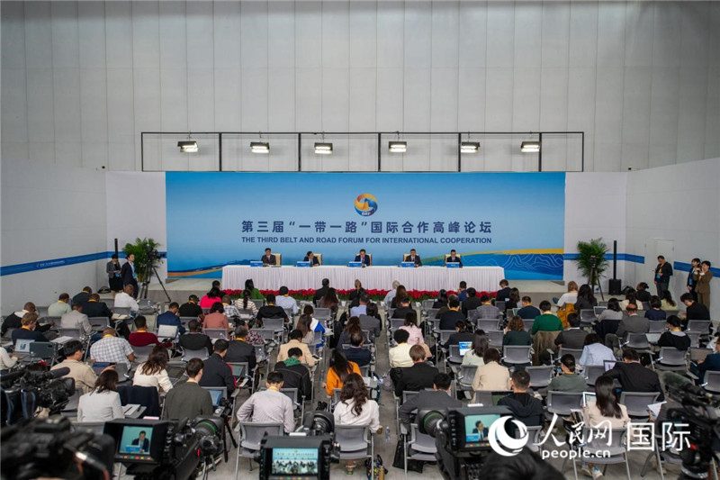 10月16日，第三屆“一帶一路”國際合作高峰論壇新聞中心在北京國家會(huì)議中心舉行首場(chǎng)吹風(fēng)會(huì)，邀請(qǐng)自然資源部國際合作司和相關(guān)單位負(fù)責(zé)人介紹有關(guān)情況，并回答記者提問。人民網(wǎng)記者 翁奇羽攝