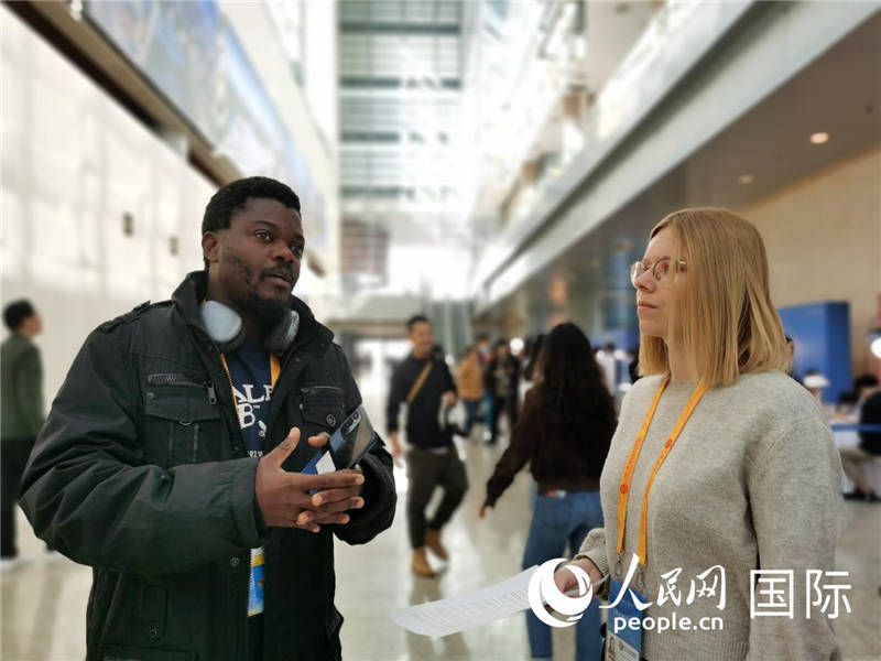 剛果（金）未來(lái)集團(tuán)廣播電視部記者雨果-恩澤扎接受人民網(wǎng)采訪。人民網(wǎng) 孫鴻宇攝