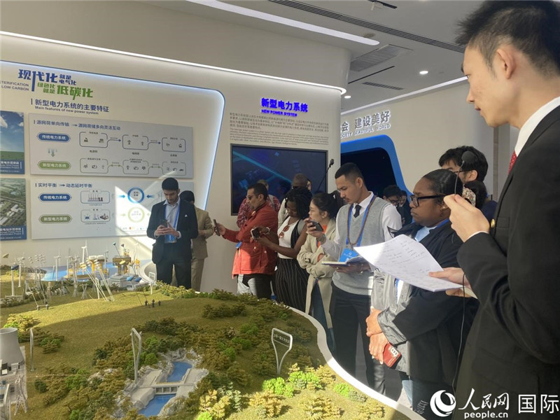 2023“一帶一路”媒體合作論壇聯(lián)合采訪團(tuán)參訪中國(guó)能建。人民網(wǎng)記者 于洋攝