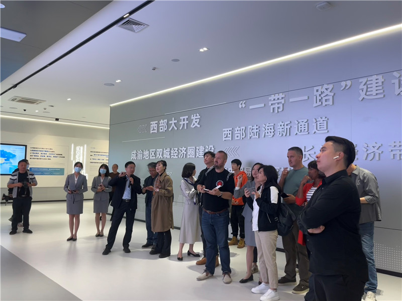 （成都國(guó)際鐵路港展廳，中外記者邊聽(tīng)邊記，了解成都國(guó)際鐵路港運(yùn)行情況 趙橙涔攝