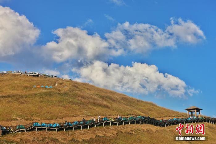 資料圖：圖為江西武功山高山草甸旁的登山步道，游客在登山。 劉力鑫 攝