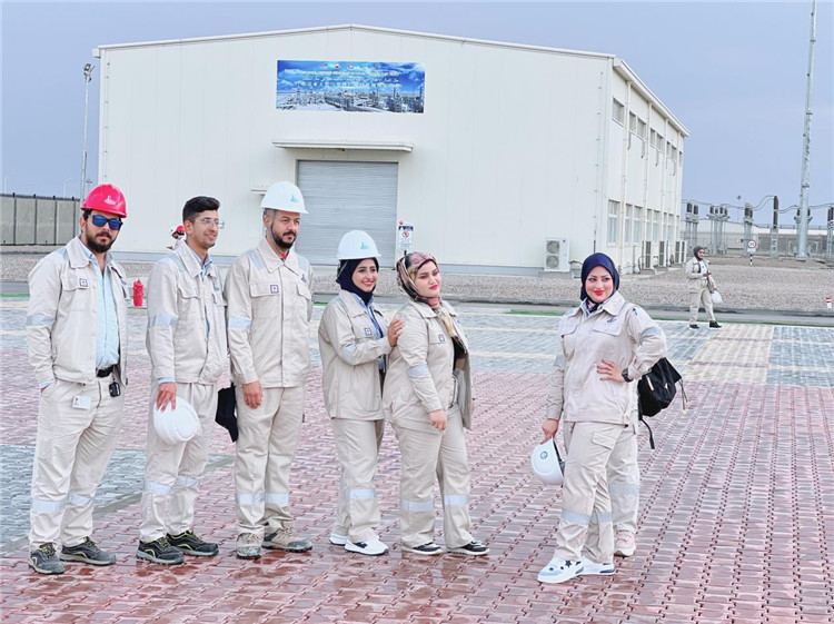 部分伊拉克員工合影。中國石油工程建設(shè)有限公司供圖