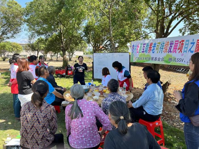 10月23日，廣東韶關(guān)農(nóng)村的互助養(yǎng)老探索，結(jié)合仁化縣董塘鎮(zhèn)新龍村的重陽(yáng)節(jié)活動(dòng)，將村支書、婦女主任、項(xiàng)目管理人員、新龍村助老員、村民志愿者、健康熱心的老人聚集在一起。 受訪者供圖