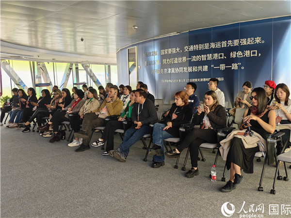外媒記者探訪天津港北疆港區(qū)C段智能化集裝箱碼頭。人民網(wǎng)記者 符園園攝