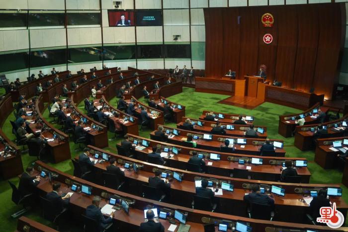 李家超在立法會宣讀新一份施政報告。圖片來源：香港“點新聞” 麥鈞杰 攝