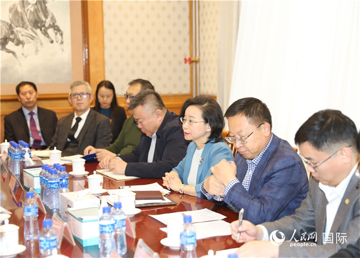 1.2023年10月30日，沈敏娟（右三）大使與中企代表座談。人民網(wǎng)記者 霍文攝