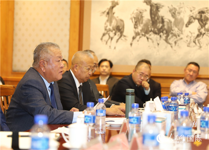 2.2023年10月30日，張義波（左一）會長匯報商會工作情況。人民網(wǎng)記者 霍文攝