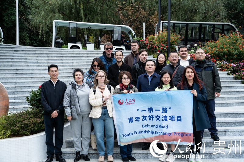 合影留念。人民網(wǎng) 陽茜攝