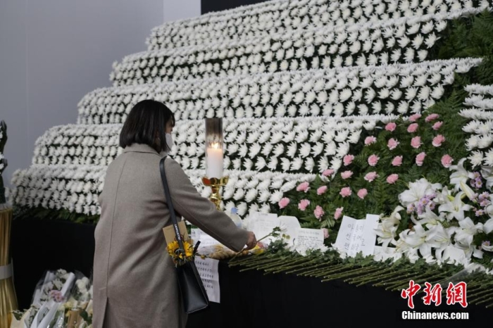 當(dāng)?shù)貢r(shí)間11月1日23時(shí)45分許，韓國民眾在位于首爾廣場的集體焚香所悼念梨泰院踩踏事故遇難者。 <a target='_blank' href='/'><p  align=