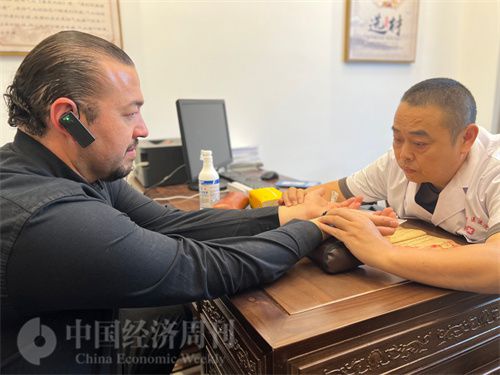   （外媒記者走進(jìn)中醫(yī)堂，問診中醫(yī)名師。中國經(jīng)濟(jì)周刊記者 郭志強(qiáng)攝）