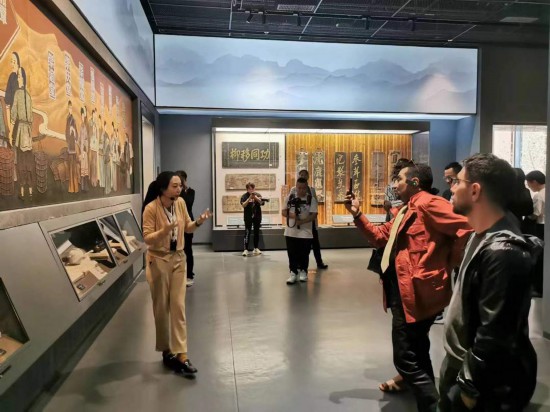  2023“一帶一路”媒體合作論壇聯(lián)合采訪團參觀中國藥都中醫(yī)藥博物館。（本報記者 黃超攝）