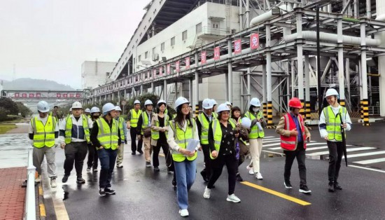   2023“一帶一路”媒體合作論壇聯(lián)合采訪團走進(jìn)國家電投江西公司分宜電廠廠區(qū)。（本報記者 周歡攝）