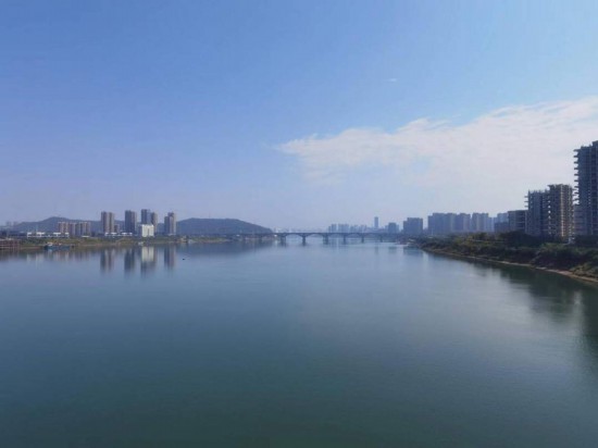 　　10月24日，在清水塘大橋景觀通道上拍攝的湘江景色。本報記者 常雯宜攝