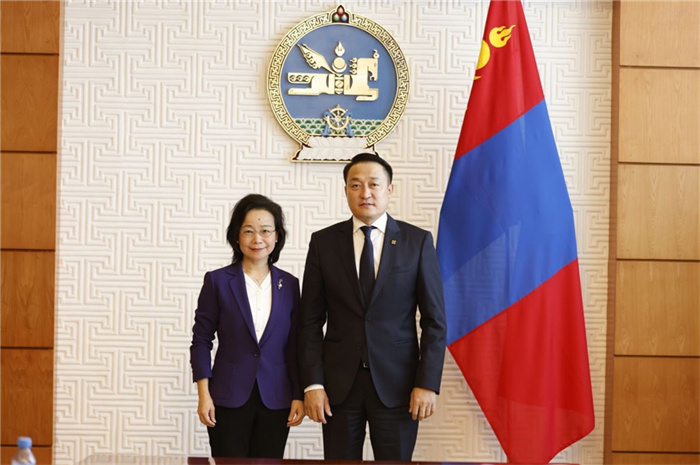 10月31日，中國駐蒙古國大使沈敏娟到任拜會蒙政府辦公廳主任兼蒙古人民黨總書記阿瑪爾巴伊斯格楞（右）。中國駐蒙古使館供圖