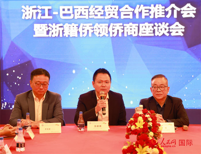 中國(guó)駐里約代總領(lǐng)事王尉育（中）在活動(dòng)中致辭。人民網(wǎng)記者 陳海琪攝