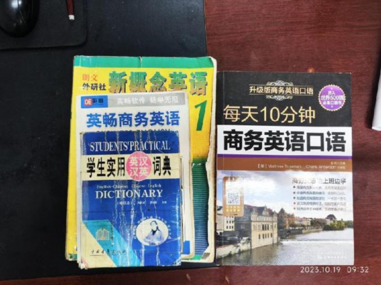   胡振興學(xué)習(xí)英語(yǔ)所用的資料。（圖片由受訪者提供）