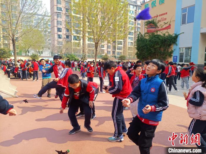 資料圖：小學(xué)生在大課間踢毽子。黃建 攝