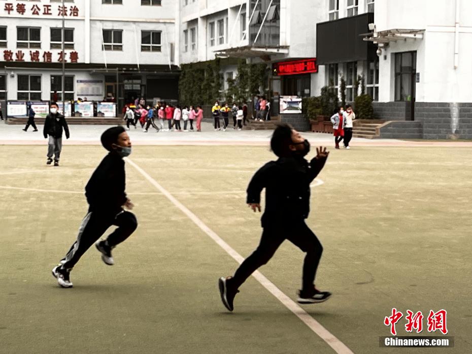 資料圖：學(xué)生們?cè)谡n間玩耍。