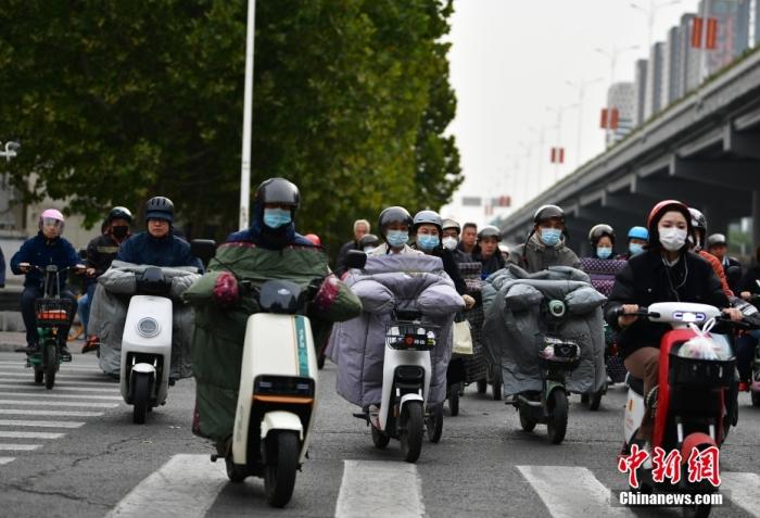 11月3日，河北石家莊迎降溫天氣，市民“捂”裝出行。 <a target='_blank' href='/'><p  align=