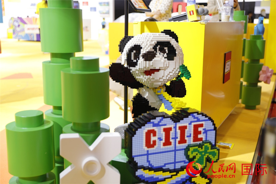 11月5日，消費(fèi)品展區(qū)展出的進(jìn)博會(huì)吉祥物進(jìn)寶造型積木。人民網(wǎng)記者 李美玉攝