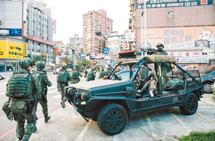 圖為2021年臺陸軍特種作戰(zhàn)指揮部在演習(xí)。圖片來源：臺灣《中國時報》。