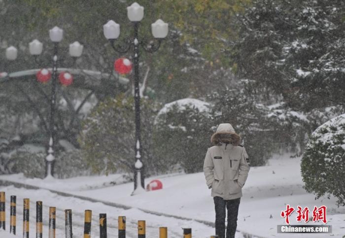 圖為市民在雪中出行。 <a target='_blank' href='/' ><p  align=
