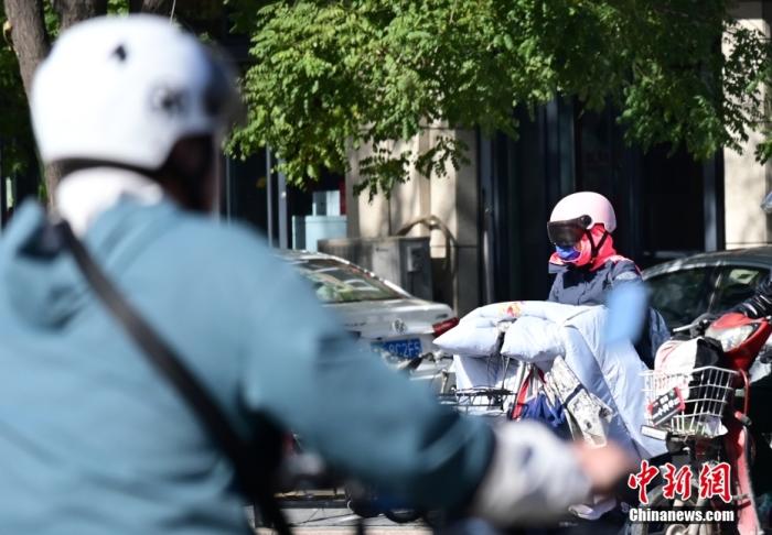 石家莊街頭，市民紛紛穿上厚厚的外套“捂”裝前行。 <a target='_blank' href='/'><p  align=