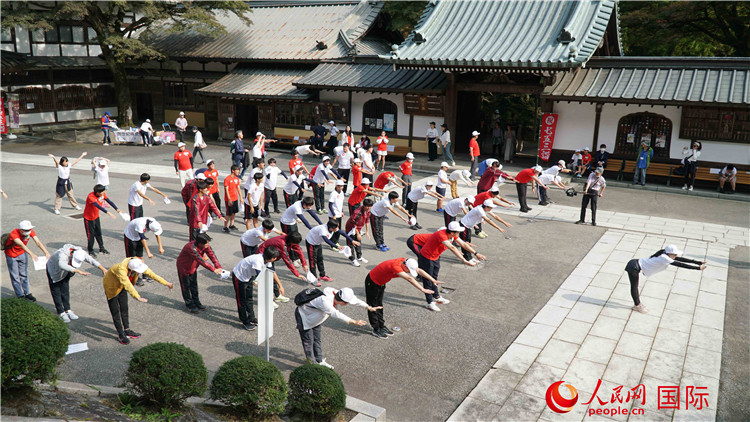 開跑前，中日青少年一起做熱身運(yùn)動(dòng)。人民網(wǎng) 蔣曉辰攝
