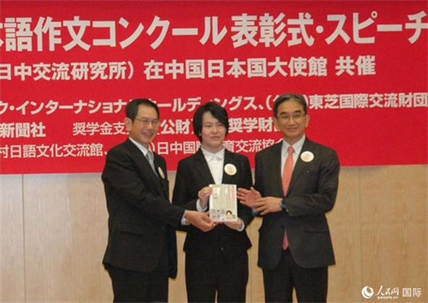 日本駐華大使垂秀夫（右一）、日本僑報社總編輯段躍中（左一）和趙志琳同學(xué)合影留念。人民網(wǎng)記者 陳建軍攝