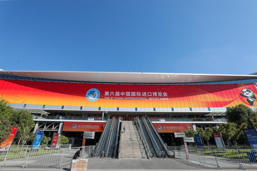 這是第六屆進(jìn)博會(huì)場(chǎng)館國(guó)家會(huì)展中心（上海）外景（2023年11月2日攝）。新華社記者 辛夢(mèng)晨 攝
