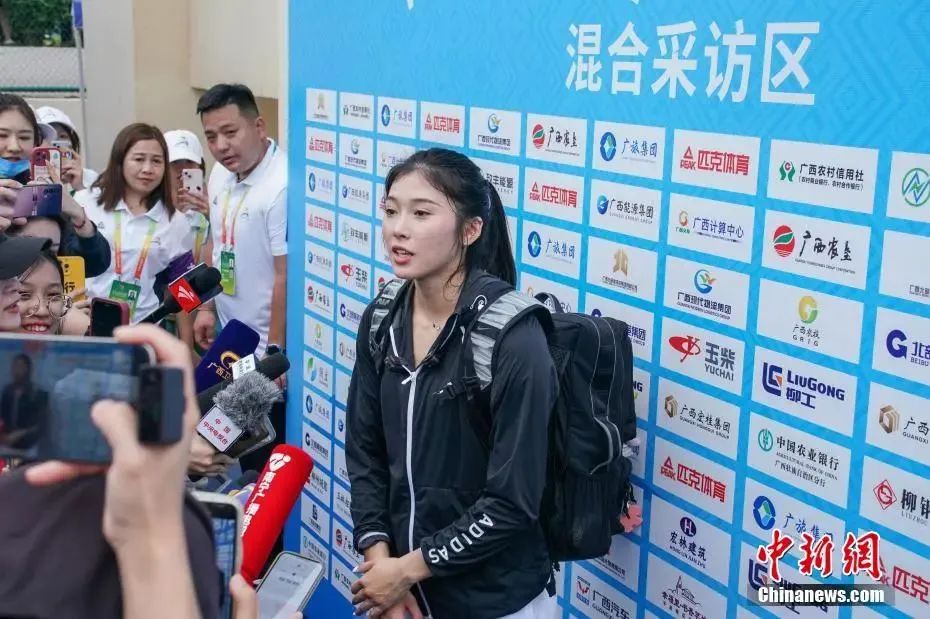 圖為吳艷妮在10日比賽結(jié)束后接受媒體采訪。陳冠言 攝
