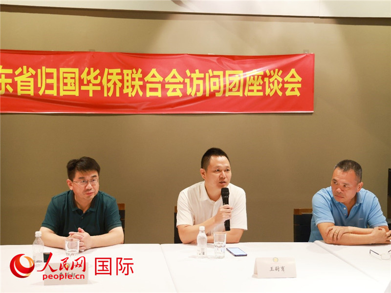中國(guó)駐里約總領(lǐng)館副總領(lǐng)事王尉育（中）在座談會(huì)上致辭。人民網(wǎng)記者 陳海琪攝