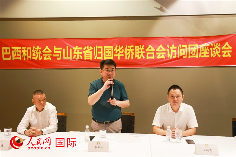 中國(guó)僑聯(lián)副主席、山東省僑聯(lián)主席李興鈺（中）在座談會(huì)上致辭。人民網(wǎng)記者 陳海琪攝
