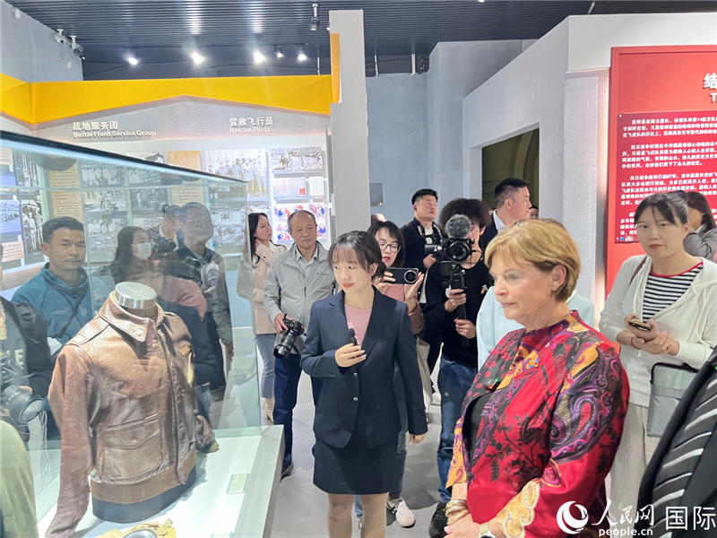 飛虎隊(duì)指揮官陳納德將軍外孫女嘉蘭惠（右）在參觀昆明市博物館展示的文物。人民網(wǎng) 趙瞳攝