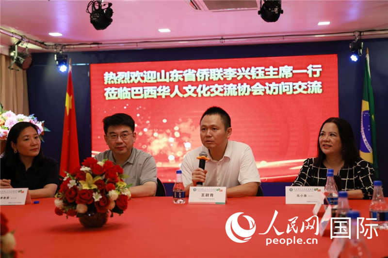 中國駐里約熱內盧副總領事王尉育（右二）發(fā)表致辭。人民網記者宋亦然攝