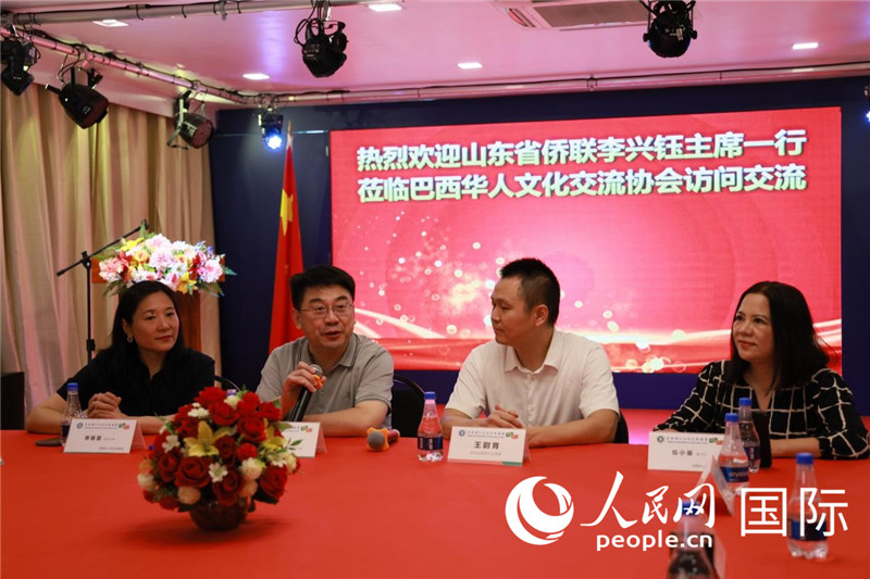 山東省僑聯(lián)主席李興鈺（左二）和與會僑領座談。人民網記者宋亦然攝