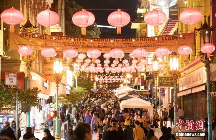 當(dāng)?shù)貢r(shí)間11月10日，美國(guó)舊金山唐人街夜市人頭攢動(dòng)。亞太經(jīng)合組織(APEC)第三十次領(lǐng)導(dǎo)人非正式會(huì)議將在舊金山舉行，當(dāng)?shù)靥迫私钟?jì)劃舉辦包括夜市在內(nèi)的多場(chǎng)活動(dòng)，以吸引與會(huì)者、游客和市民的光顧。<a target='_blank' href='/'><p  align=