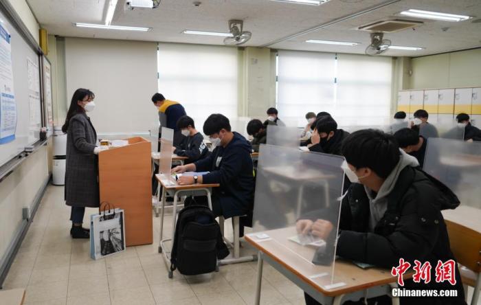 12月3日，延遲近一個(gè)月的韓國高考舉行。據(jù)韓國教育部消息，今年考生約49.34萬人，創(chuàng)歷史最低紀(jì)錄。圖為在首爾某考點(diǎn)內(nèi)，考桌上設(shè)有隔板。
