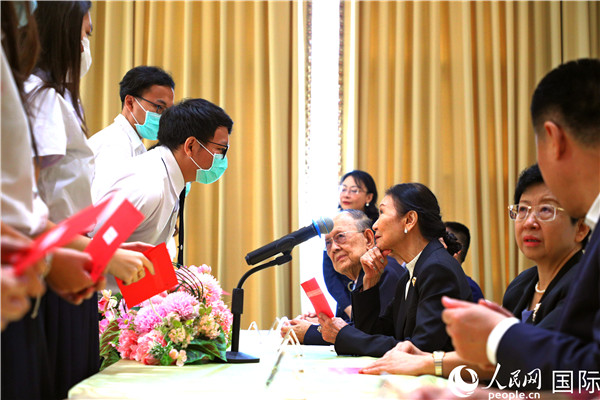 圖為獎(jiǎng)助學(xué)金頒發(fā)現(xiàn)場(chǎng)。人民網(wǎng)記者 白元琪攝