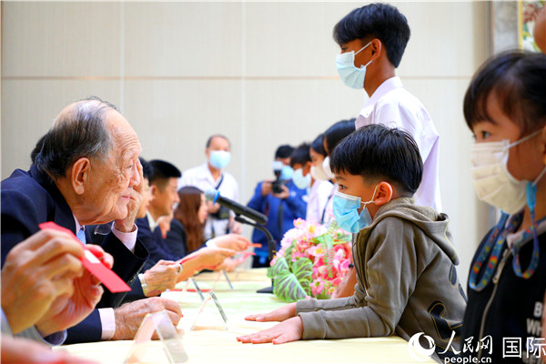 圖為獎(jiǎng)助學(xué)金頒發(fā)現(xiàn)場(chǎng)。人民網(wǎng)記者 白元琪攝