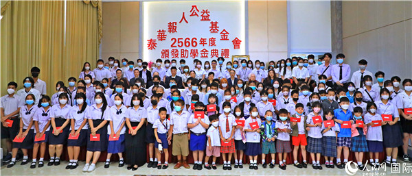 圖為出席嘉賓和現(xiàn)場(chǎng)獲獎(jiǎng)學(xué)生合影留念。人民網(wǎng)記者 白元琪攝