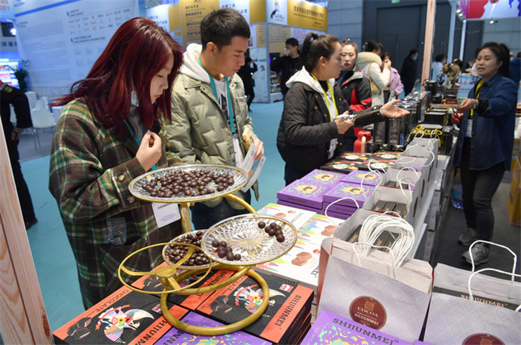 11月16日，觀眾在第七屆絲博會(huì)印度尼西亞展位上參觀選購(gòu)食品。新華社記者 邵瑞 攝