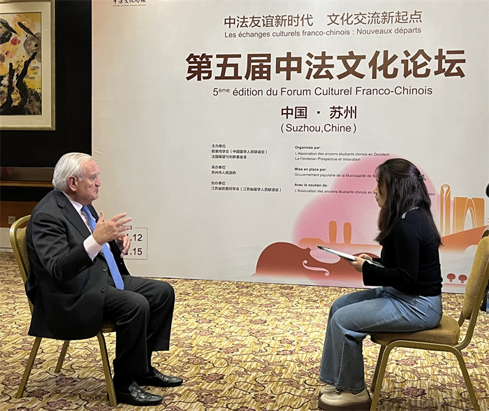 法國前總理、法國展望與創(chuàng)新基金會主席讓-皮埃爾·拉法蘭接受人民網(wǎng)的采訪。（國際在線供圖）