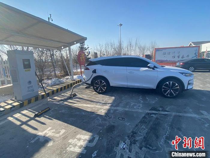 資料圖：新能源汽車(chē)正在充電?！±畹?攝