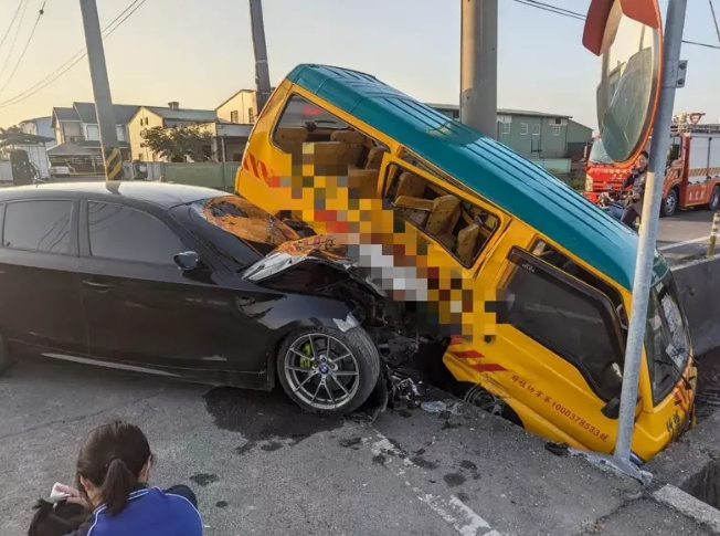 托兒所校車被轎車從側(cè)邊撞上，車體嚴(yán)重毀損。圖片來源：臺(tái)灣《聯(lián)合報(bào)》民眾供圖