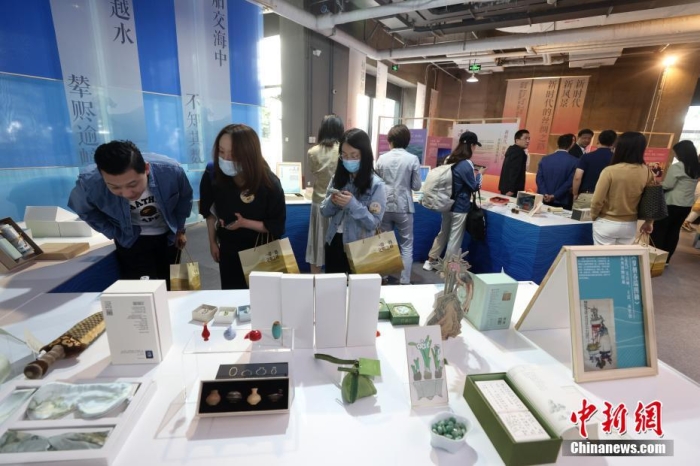 9月28日，“一帶一路，文明之橋”圖書文創(chuàng)展在北京圖書大廈開幕，圖為觀眾參觀展覽。<a target='_blank' href='/'><p  align=