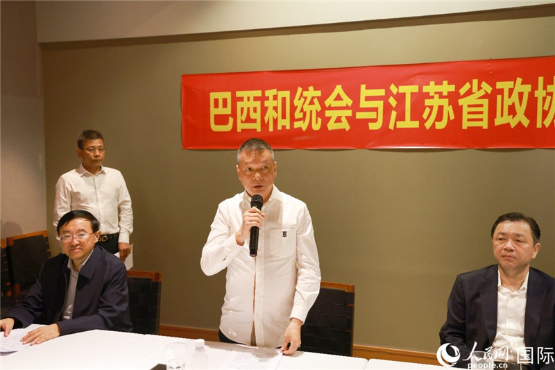 巴西和統(tǒng)會(huì)會(huì)長王俊曉（中）在座談會(huì)上致辭。人民網(wǎng)記者 陳海琪攝